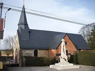 The church and war memorial in Bosquentin