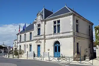 The town hall in Saint-Xandre