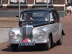 DJ256 Century, Note chrome screen surround