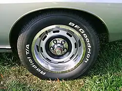 A variation with white letters on the sidewall found on muscle car tires, these are still used on modern SUVs