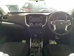 Interior (pre-facelift)