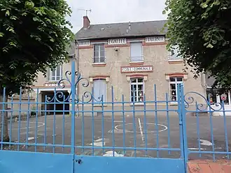 The town hall and school in Andonville