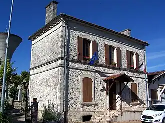 The town hall in Beauziac
