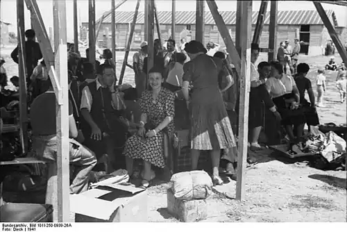 Prisoners with belongings under shelter at Beaune-la-Rolande.[note 1]