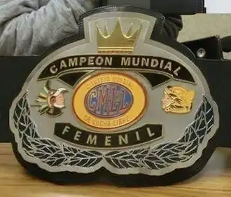 A Championship belt where the face plate reads "Campenon Mundial Feminil"