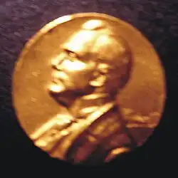 The medal that Caruso gave to Pasquale Simonelli,[12] his New York City impresario