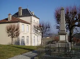 The town hall and war memorial in Chamberaud