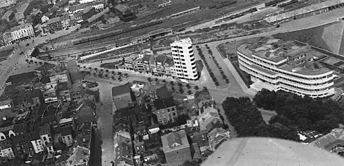 On the right, the Queen Astrid maternity hospital in 1939, in the center, the Moreau apartment building with, on its left, the Mattot house, all three works by Marcel Leborgne in Charleroi.