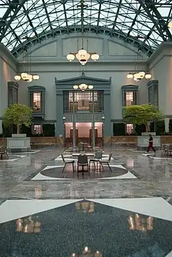 Entrance era of the Harold Washington Library, by Hammond, Beeby & Babka, 1991[133]