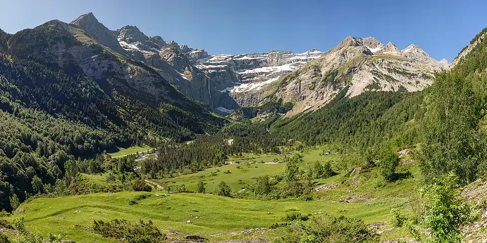 Wider view of Cirque de Gavarnie