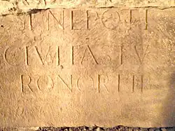 vue d'un bloc gravé portant l'incription SI NEPOTI CIVITAS TURONOR LIB