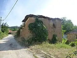 An older adobe building in Crnovec
