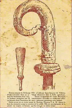 13th-century ivory episcopal crook, 16 cm. It is decorated with fleurons.