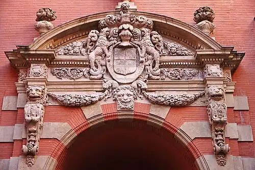 Renaissance highly decorated segmental pediment, Hôtel Desplats or de Palaminy, Toulouse, France
