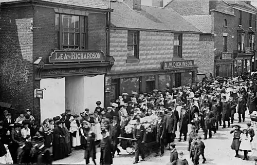 Dr Charles Latham's funeral in July 1907 Alfred W. Dickinson the ironmonger is at 27 High St., and Lea & Richardson, draper at 33/37 High Street, Sandbach (Kelly's 1914). Today, Iceland is at 33/35 High St.[1]