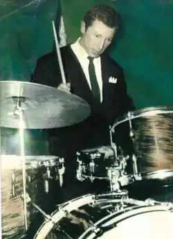 Sandom performing with the Detours