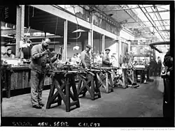Manufacturing of machine guns at the Darracq factory in Suresnes.