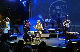 Francisco, el Hombre, live in Cotia in April 2016. From left to right: Juliana Strassacapa, Rafael Gomes, Sebastián Piracés-Ugarte, two unknown touring musicians, Andrei Martinez Kozyreff and Mateo Piracés-Ugarte.