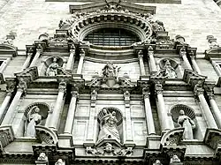 Close-up of the façade, raked perspective