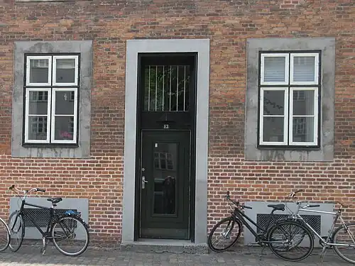 Doorway (Borups Allé No. 10), flanked by windows.