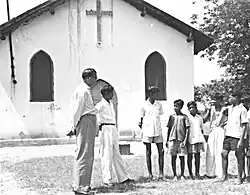 Mirchulal (on left) talks with Christians of the Latehar congregation (1964).
