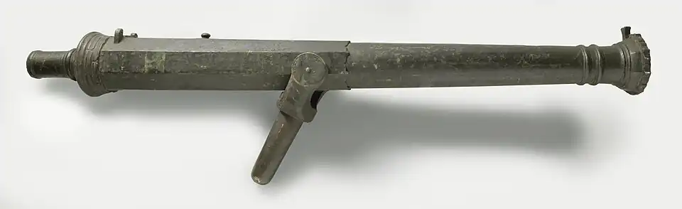 A 1.5-pounder (0.68 kg) lilla. 176.5 cm long, 5.5 cm in caliber.
