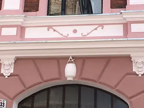 Detail of the portal, with dividers and barrel symbols.