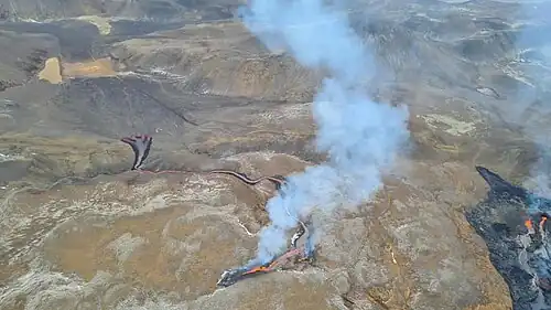 The new eruption fissures to the left, the older ones to the right, seen from a helicopter, view to the east