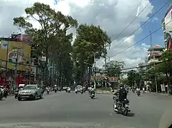 Nguyễn Thị Minh Khai Street (left) and Phạm Viết Chánh Street (right) with Phong Châu Park in the middle, looked from Cộng Hòa roundabout