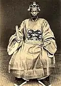 Nguyễn dynasty official wearing an áo giao lĩnh.
