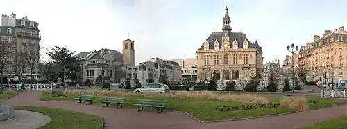 Panoramic view of the church and the Hôtel de Ville