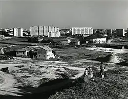 Archive photo showing modern housing in the distance and the Santa Maria Nascente [it] church by Vico Magistretti and Mario Tedeschi (Paolo Monti photograph, 1960)