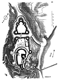 The outer bailey, at the top of the plan, is pentagon shaped and there are five towers spaced along the wall, three of which are at corners. The outer bailey leads to the middle bailey which is an irregular polygon; like the outer bailey, the walls of the middle bailey are studded with five towers. Within the middle bailey is the inner bailey at the bottom of the plan, which in turn contains the keep.