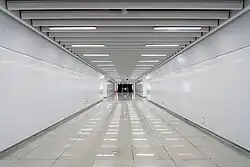Central passageway between the platforms