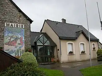 The town hall in Poligné
