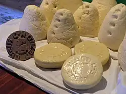Three casín cheeses at the front.