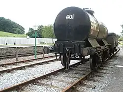 Buffer and chain three-link coupling on a tank wagon
