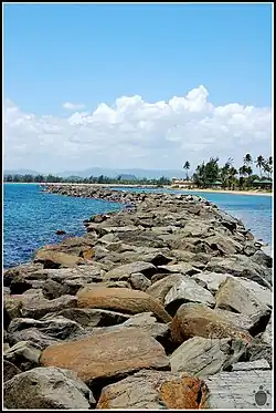 Breakwater protecting Isla de Cabras