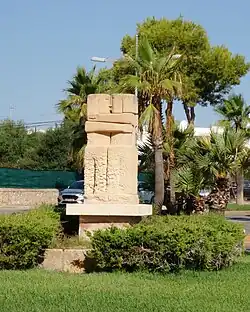 traffic circle 2, sculpture, Kiss, hommage to Constantin Brâncuși