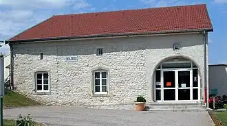 The town hall in Rugney