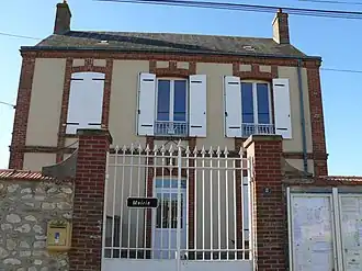 The town hall in Santeuil