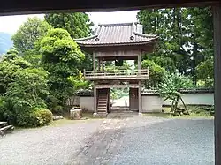 Shōrō-mon seen from the courtyard