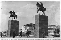 Former statues on the square before 1941: on the left, King Peter I of Serbia (the inscription is: King Peter I, The Liberator)