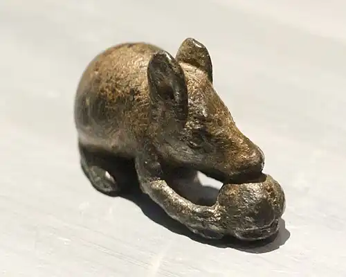 Bronze mouse dated between 64BCE and 313 CE