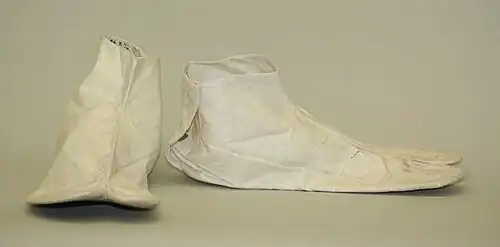A pair of white cotton tabi, 1700s