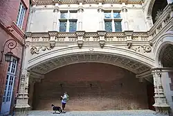 Bernuy: lowered vault.