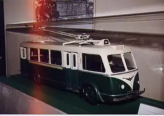 Photographie en couleurs de la maquette d'un trolleybus vert foncé et blanc