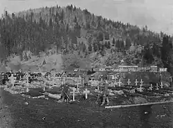 The Austro-Hungarian side of the cemetery, with German gravediggers (during World War I)