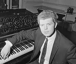Van Cliburn, classical pianist (Diploma, 1954)[161][162]