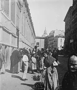 Female street vendors in the street next to the market of La Cebada (c. 1900)